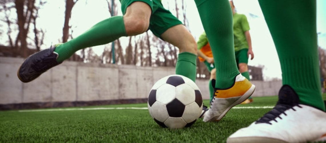 bildet viser noen som spiller fotball